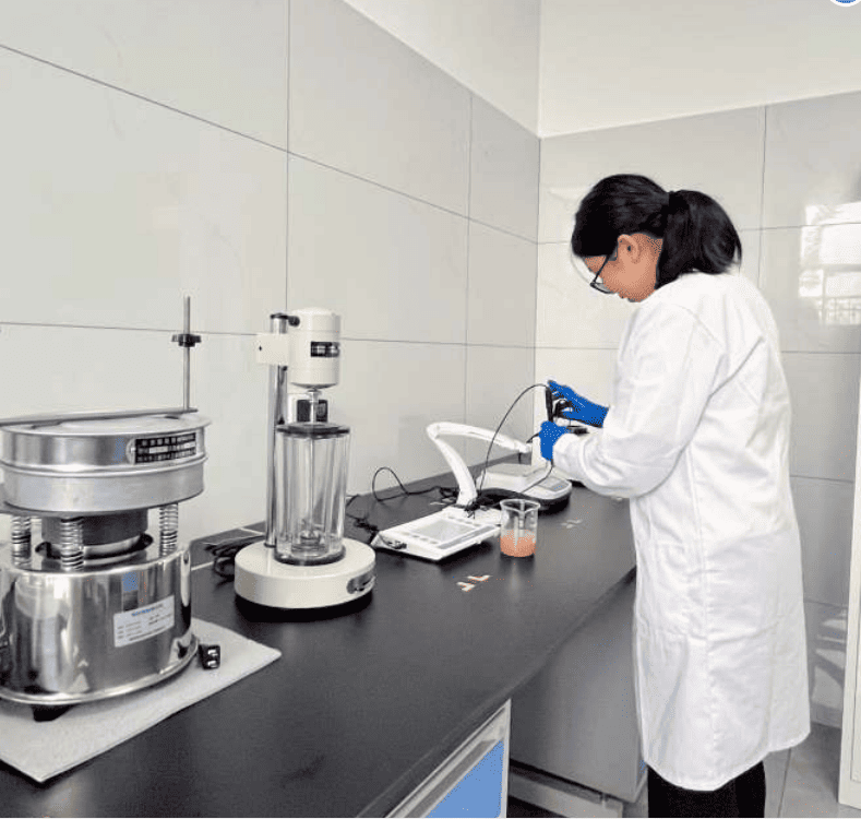 A digital monitor showing stable pressure cycles and an oxygen purity reading of 93.5%.