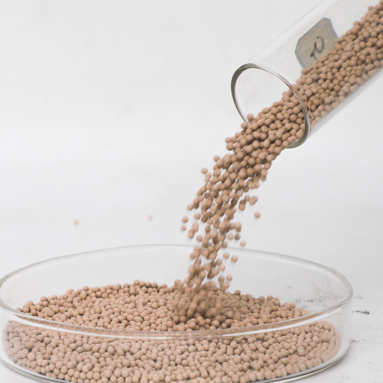 A visual showing linear molecules passing through a pore while branched molecules are blocked